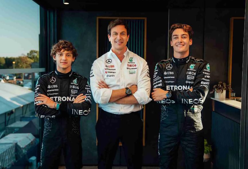 George Russell junto a Toto Wolff y Andrea Kimi Antonelli.