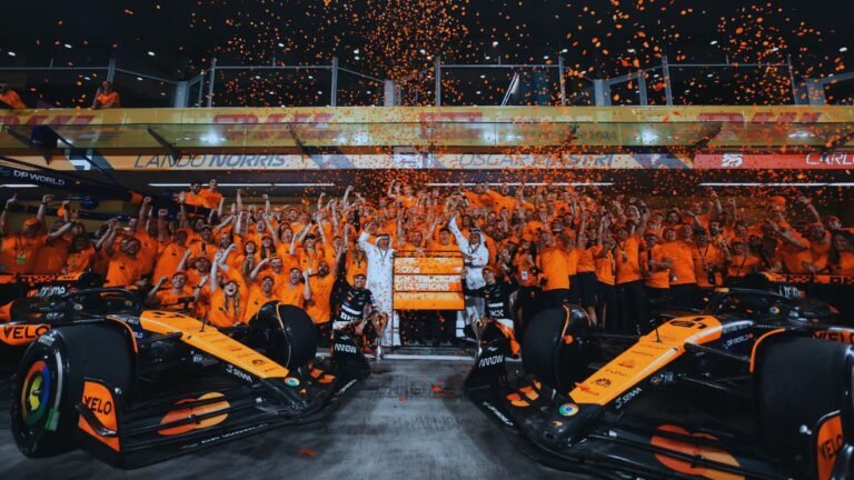 Mclaren celebra el título en Emiratos Árabes.