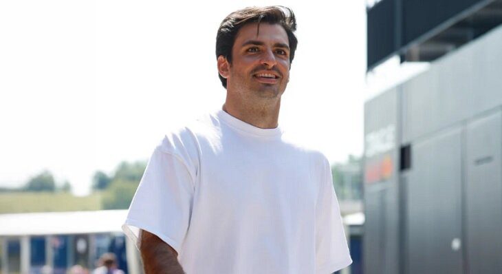 Carlos Sainz de blanco.
