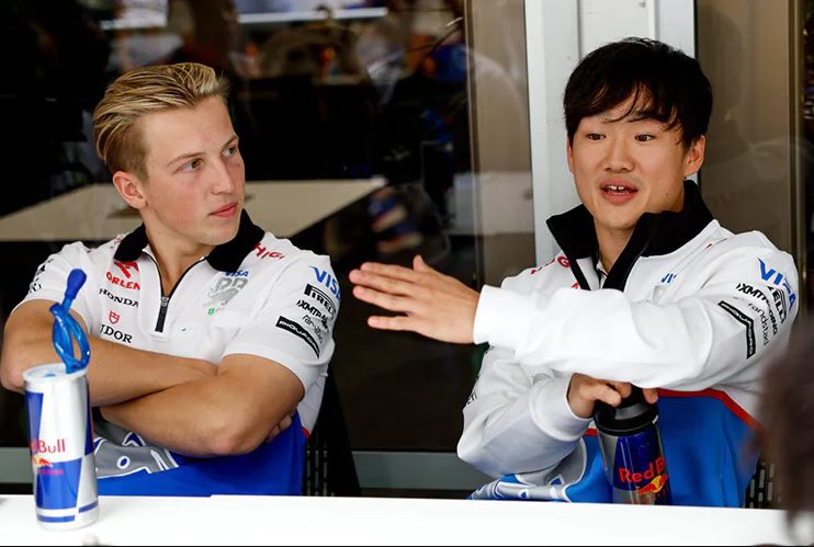 Yuki Tsunoda y Liam Lawson.