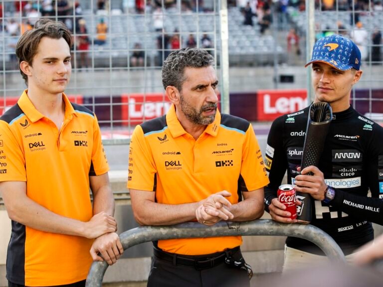 Andrea Stella, director de Mclaren, con Lando Norris y Oscar Piastri