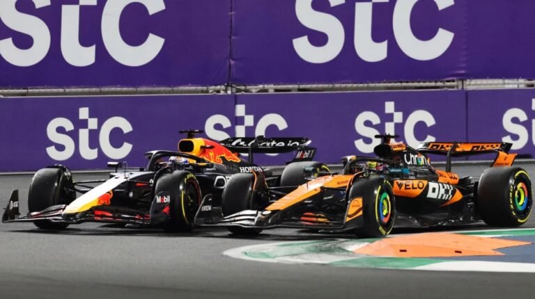 El Mclaren de Oscar Piastri ante en Red Bull de Max Verstappen