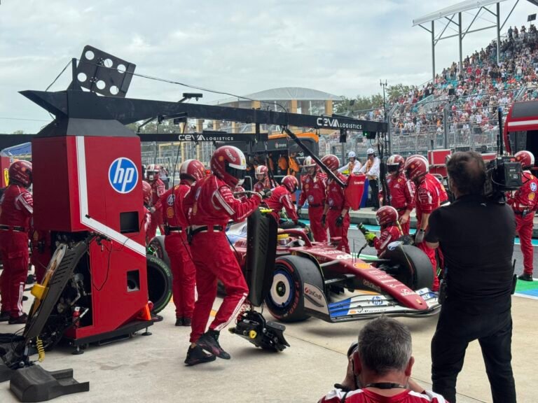 Ferrari haciendo el cambio de neumáticos de Hamilton en el Gran Premio de Miami