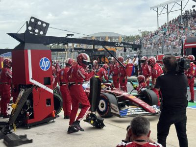 Ferrari-boxes-Hamilton-Miami Ferrari haciendo el cambio de neumáticos de Hamilton en el Gran Premio de Miami