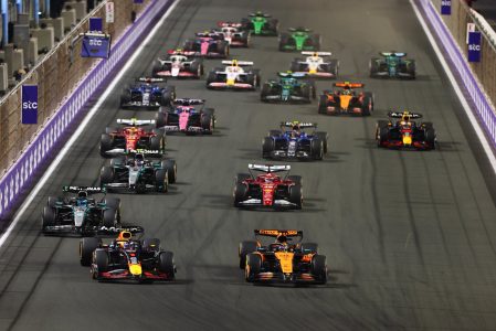 MAx-Verstappen-Piastri Primera curva Max Verstappen de Red Bull con Oscar Piastri