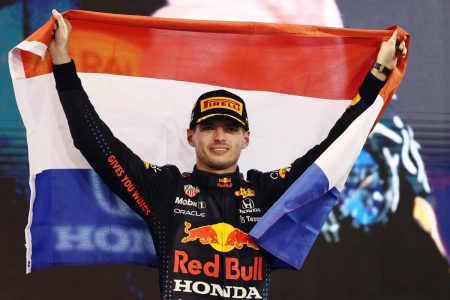 Max-holanda Max Verstappen con la banera de Países Bajos.