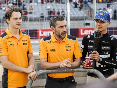 Andrea Stella, director de Mclaren, con Lando Norris y Oscar Piastri