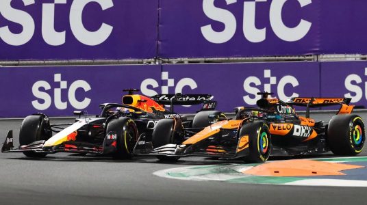 Oscar-Piastri-Max-Verstappen-Arabia El Mclaren de Oscar Piastri ante en Red Bull de Max Verstappen