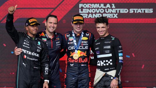 Salarios-Pilotos-2024 Max Verstappen junto a Hamilton y Norris.