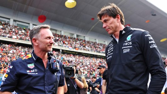 christian-horner-toto-wolff Red Bull y Mercedes se encuentran en veredas opuestas con respecto a los motores de 2026 en la Fórmula 1.