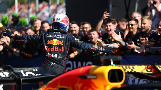 max-verstappen-auto-imola Verstappen triunfa con Red Bull en Imola.